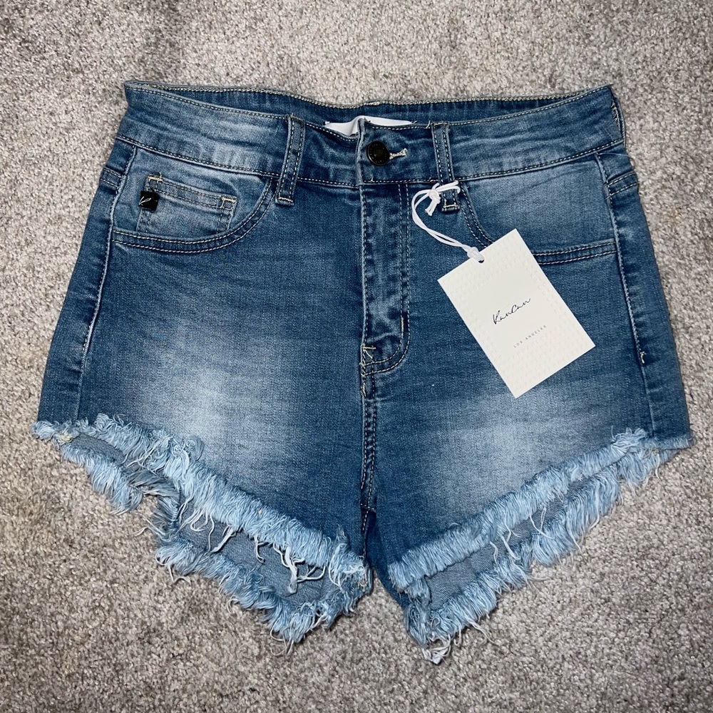 Jean shorts with fringed ends. Size: 5/26